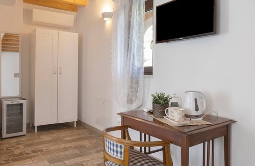 Cavaion Veronese Apartment | Double Room '2' with Shared Pool, Wi-Fi, and Air Conditioning
