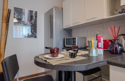 Casoretto Apartment | GuestHost - Between Lambrate and Città Studi, Pop Art is a modern and unique two-room apartment, renovated and stylishly furnished for your stay in Milan. Bright and spacious, it features a beautiful kitchen, a double bedroom, a living room with books,