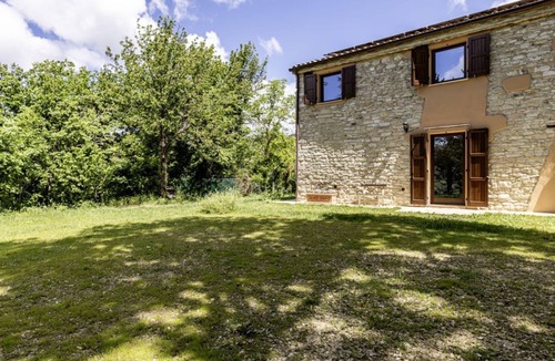 Calmazzo Apartment | GuestHost - Charming independent farmhouse of about 100 sqm, perfect for 4 people, structured on two levels (second floor accessible by stairs).The property is a Rustico dating back to the 19th century, completely renovated, and is located in the heart o