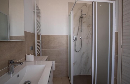 Quarto Apartment | GuestHost - Residenza Ezilde Flat with Parking