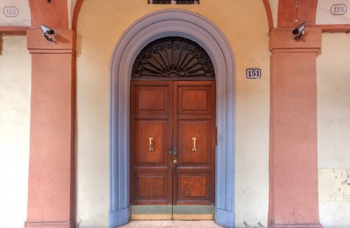 Saragozza-Porto Apartment | GuestHost - The apartment is located in a historic building in Porta Saragozza, a prestigious area of ​Bologna, at the foot of the hills and at the beginning of the monumental portico of San Luca, the longest in the world, which reaches the Basilica