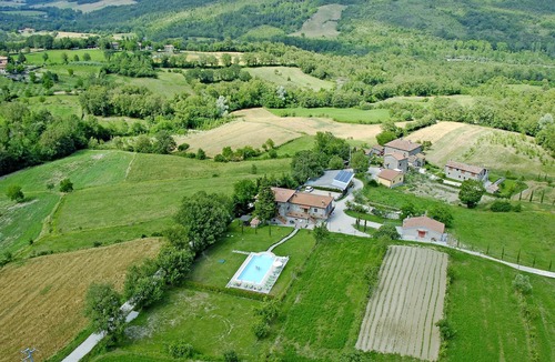 Caprese Michelangelo House | Homerez - Big house for 18 ppl. with swimming-pool at Caprese Michelangelo