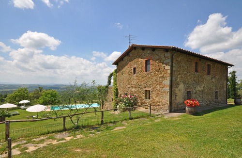 Castelnuovo Berardenga Apartment | Lovely apartment for 2 guests with pool, WIFI, A/C, pets allowed and panoramic view