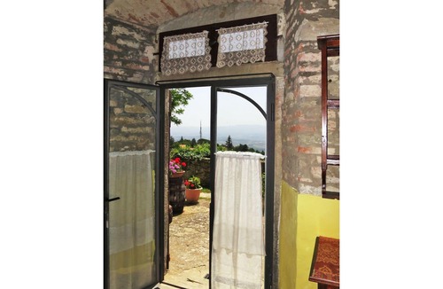 Castelfranco di Sopra Villa | Lovely apartment in villa for 2 guests with pool, WIFI, terrace, pets allowed and panoramic view