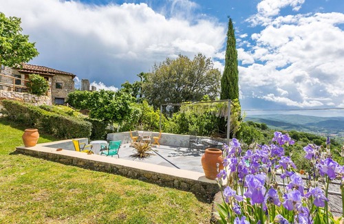 Bucine Villa | Lovely apartment in villa with A/C, WIFI, pool, TV, patio, pets allowed and panoramic view