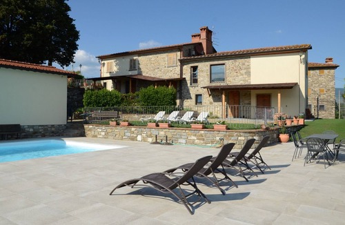 Capolona Apartment | Nice apartment for 4 people with pool, WIFI, TV, patio and pets allowed, close to Arezzo