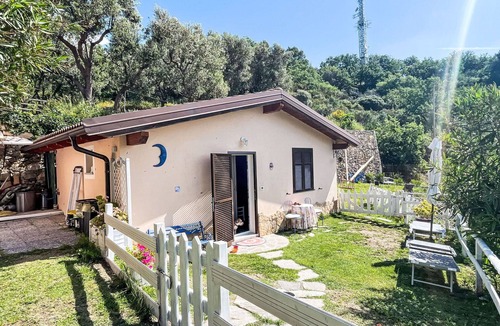 Finale Ligure Villa | Nice apartment in villa for 4 guests with A/C, WIFI, terrace and pets allowed