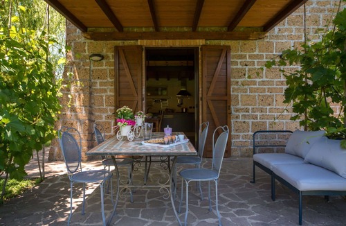 Montefiascone Villa | Nice apartment in villa with WIFI, pool, hot tub, TV, patio, pets allowed and panoramic view