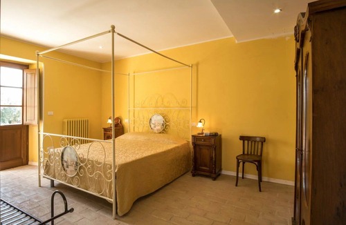 Agello Bed & Breakfast | Nice room for 10 guests with WIFI, pool, A/C, TV, veranda and pets allowed, close to Perugia