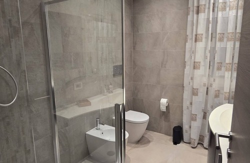Formigine Apartment | Olly's Nest: 2 Bedrooms, 2 Bathrooms and Parking Space