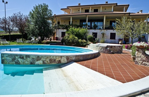 Gualdo Cattaneo House | Private villa in Umbria with a swimming pool – Villa Rita – Sleeps: 20