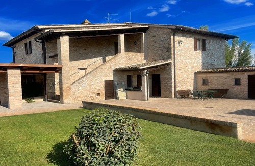 Limiti Villa | Spello By The Pool - Sleeps 11 - close to Spello central - large exc pool - wifi