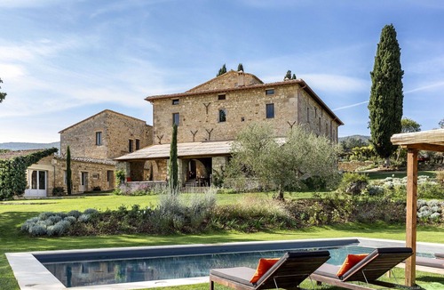 Sarteano Villa | Stunning private villa with A/C, WIFI, private pool, hot tub, TV and patio, close to Montepulciano