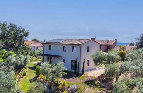Montisi Villa | Stunning private villa for 6 people with A/C, private pool, WIFI, TV and patio