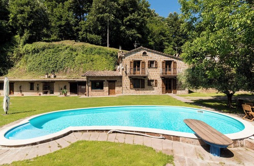Proceno Villa | Stunning private villa for 9 guests with WIFI, private pool, A/C, TV and pets allowed