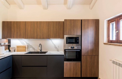 Viterbo Villa | Stunning private villa for 8 people with WIFI, hot tub, A/C, TV and balcony