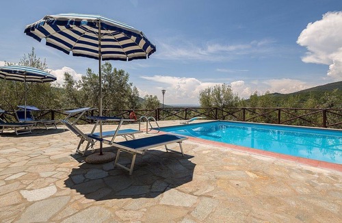 Pieve di Chio Villa | Villa Angelisa Grande: A characteristic and welcoming three-story ancient tuscan country house surrounded by meadows and by green hills, with Free WI-FI.