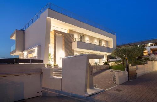 Cisano Apartment | Villa Aurora-Holiday Home APT 2