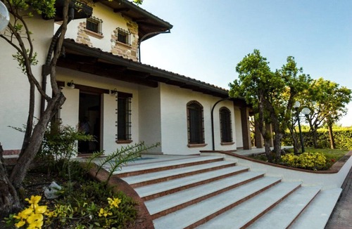 Mezzano Villa | VILLA DE LA REINA