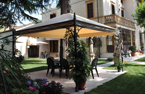 Borgo Trento Apartment | Villa Gloria. Apartment near downtown with private parking
