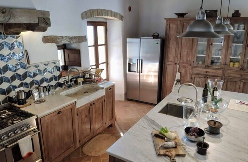 Montone Villa | Villa on Umbria Tuscany border, sleeps 12, stunning infinity pool superb views,