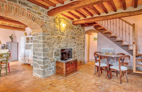 Cortona Villa | Villa Pietrenta- beautiful rural farmhouse surrounded by lush vegetation