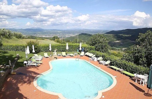 Santa Reparata Villa | Villa Veneranda: A characteristic and welcoming two-story age-old farm house surrounded by meadows and by green hills, in the border area between Umbria and Tuscany, with Free WI-FI.