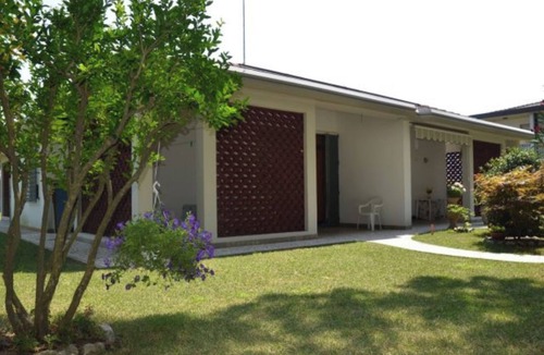 Bibione Lido dei Pini Villa | Villa with large fenced garden