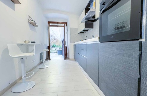 La Spezia Historic Centre Apartment | Welcome to Il Giardino di Bryan, a peaceful oasis in the heart of La Spezia, perfect for those who want to enjoy the city while relaxing in a green and quiet environment.The house enjoys a strategic location, just 5 minutes’ walk from the train station
