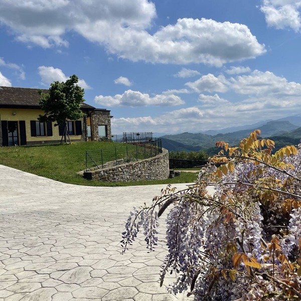 Villa Cavalieri in Vedriano with a panoramic view of the Reggio Emilia hills