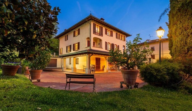 300-square-meter villa · 5 bedrooms, 5 bathrooms · Cool in the summer