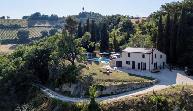 A wonderful B&B just a stone's throw from the city, nestled in a peaceful, natural setting in Marche