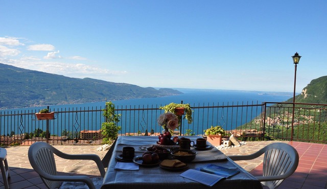 Apartment "Stella del Garda 2" with Lake and Mountain View, Terrace, Garden & Wi-Fi in Tignale