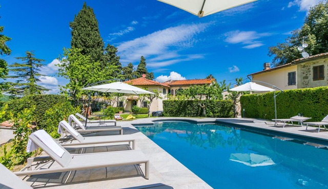 Beautiful apartment in villa for 10 guests with private pool, WIFI, TV, terrace and pets allowed