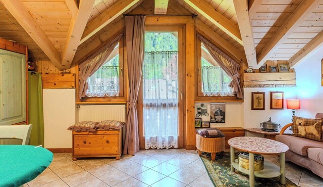Beautiful apartment for 5 guests with TV, balcony and panoramic view in Spiazzo