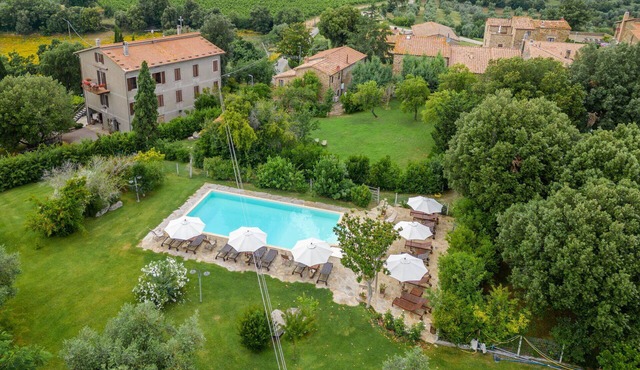 Beautiful apartment in villa with pool, WIFI, A/C, TV, patio, pets allowed and panoramic view in Cinigiano