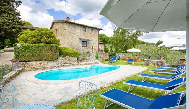 Beautiful apartment in villa for 6 guests with WIFI, pool and terrace
