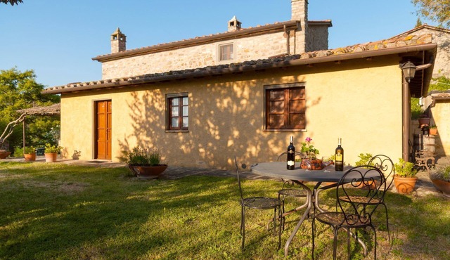 Beautiful private villa for 9 people with WIFI, private pool, TV, veranda and pets allowed in Cortona