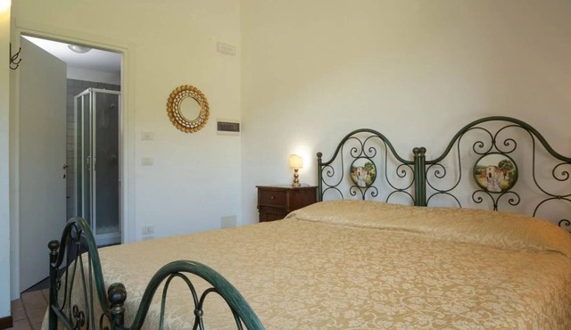Beautiful room for 2 guests with pool, A/C, WIFI, TV, veranda and pets allowed, close to Perugia in Agello