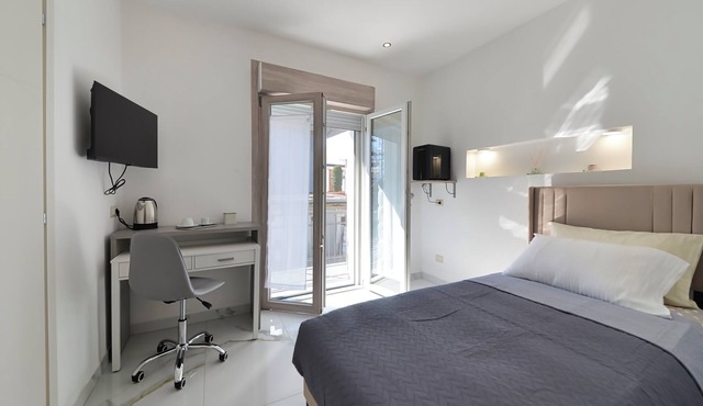 BRAND NEW ROOM WITH PRIVATE BATHROOM, WIFI AND BALCONY in Rho