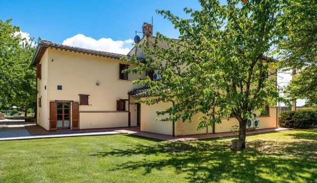 Bright apartment of approximately 60 sqm, ideal for 4 people, located on the first floor of a building without an elevator.The property is located in a quiet and pleasant setting, with a large shared garden, a shared swimming pool, a BBQ area, and a rese in San Martino In Campo