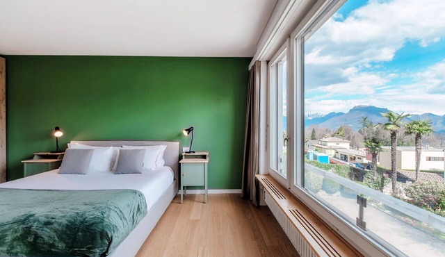 Bright two-room apartment surrounded by greenery (Luminosa Apartment) in Collina d'Oro