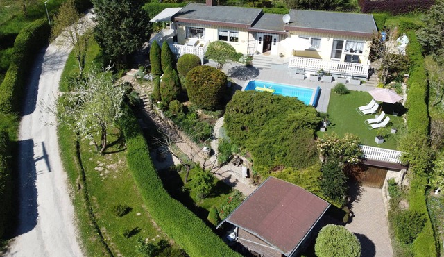 Bungalow in a quiet location with pool and large garden in Rastenberg