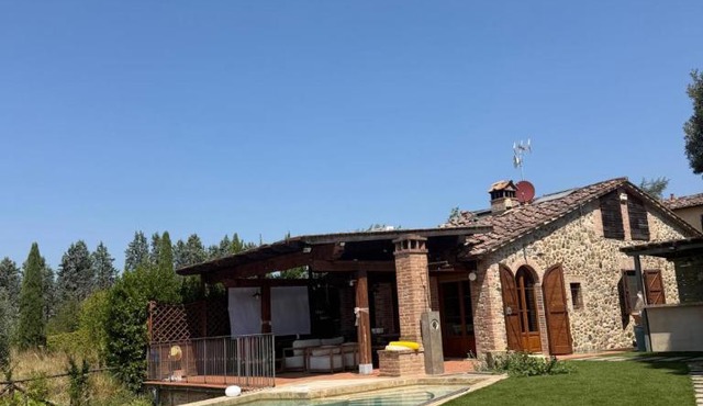 Casale in fiore con piscina nel chianti