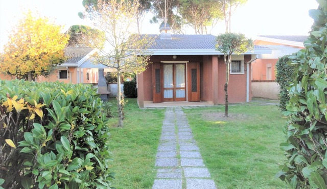 Comfy villa with fenced garden near the beach