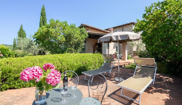 Cosy apartment in villa for 2 guests with WIFI, pool, A/C, TV and pets allowed in Gaiole In Chianti