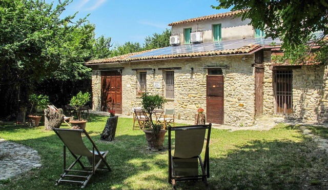 Cosy apartment for 4 people with pool, WIFI, A/C, TV, patio and pets allowed in Pesaro