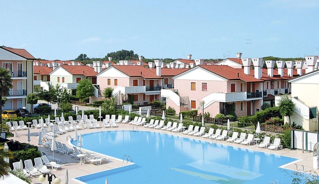 Cosy apartment for 6 people with WIFI, A/C, pool, TV, terrace and pets allowed