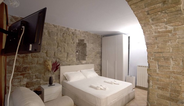 Cozy suite in the heart of Perugia, perfect for 2 guests.Elegant room, comfortable living room and kitchen equipped to feel right at home.The unique detail? The natural stone walls, which give charm and character to the environment.Bright and well-kept, in Perugia