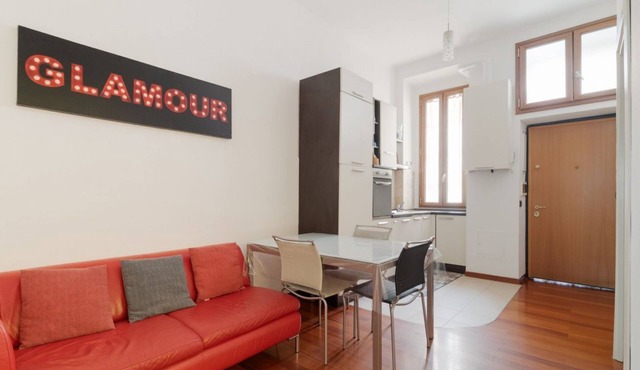 GuestHost - Cozy apartment of approximately 50 square meters, accommodating up to 3 people, located on the first floor of a building with an elevator (NOT accessible to disabled guests).The property is located in a residential neighborhood with plenty of in Milan